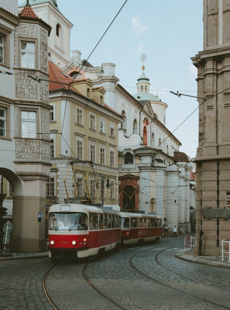 Budynek i tramwaj w Pradze Czechy